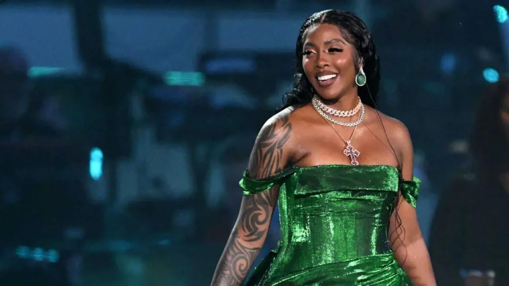 Tiwa Savage breaks down on stage during Cotonou concert