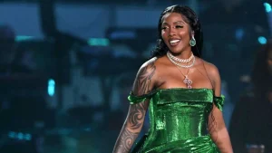 Tiwa Savage breaks down on stage during Cotonou concert